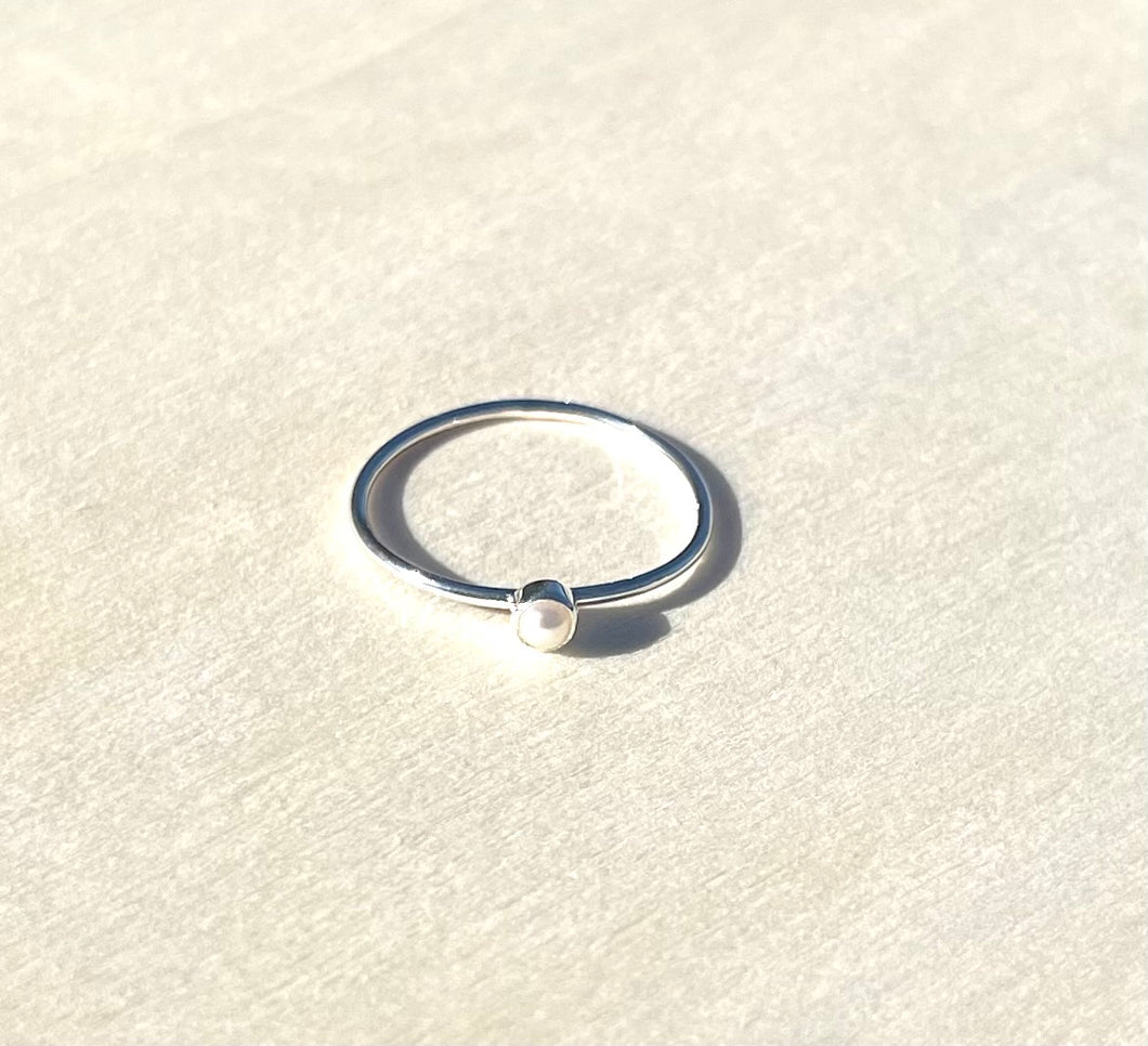 TINY PEARL RING