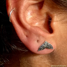 Load image into Gallery viewer, SHINY WHALE TAIL EARRING
