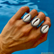 Load image into Gallery viewer, COWRIE SHELL RING
