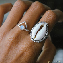 Load image into Gallery viewer, COWRIE SHELL RING
