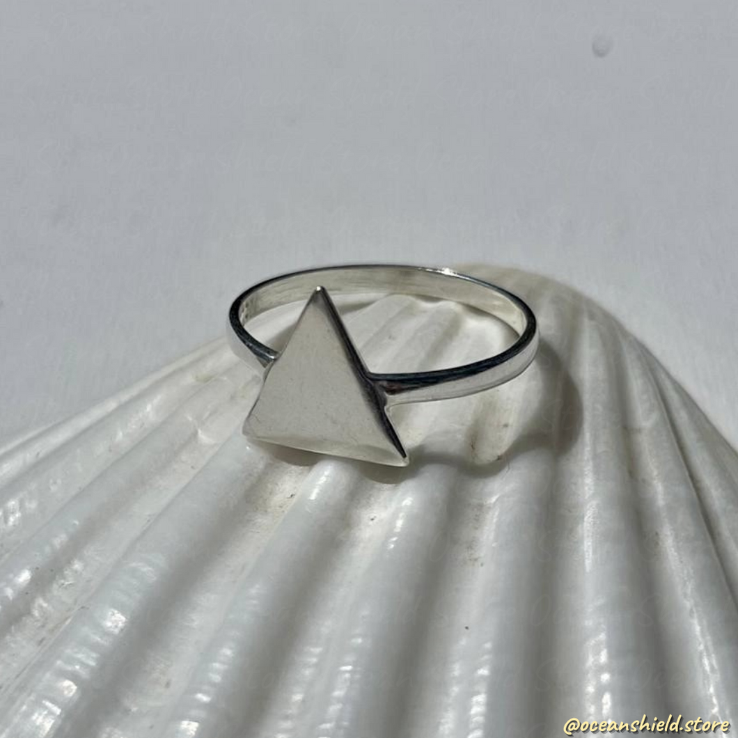 TRIANGLE RING